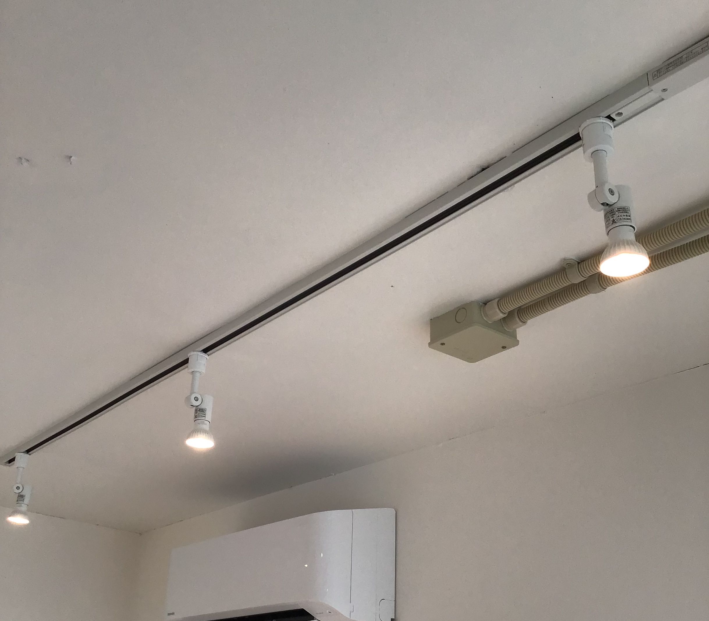 天井や壁に照明を取り付ける為に確認すべき点