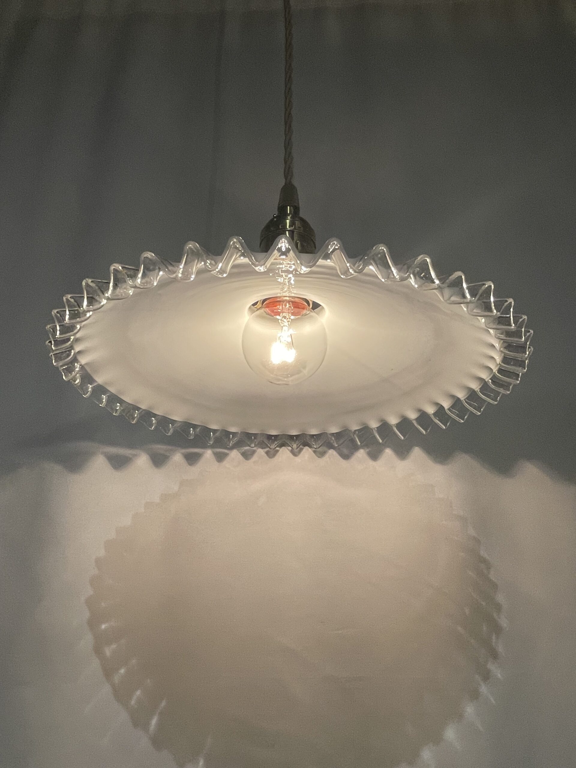 French white opaline glass shade lamp 1灯 / フレンチ ホワイトオパーリン ガラスシェードランプ - 画像 (2)
