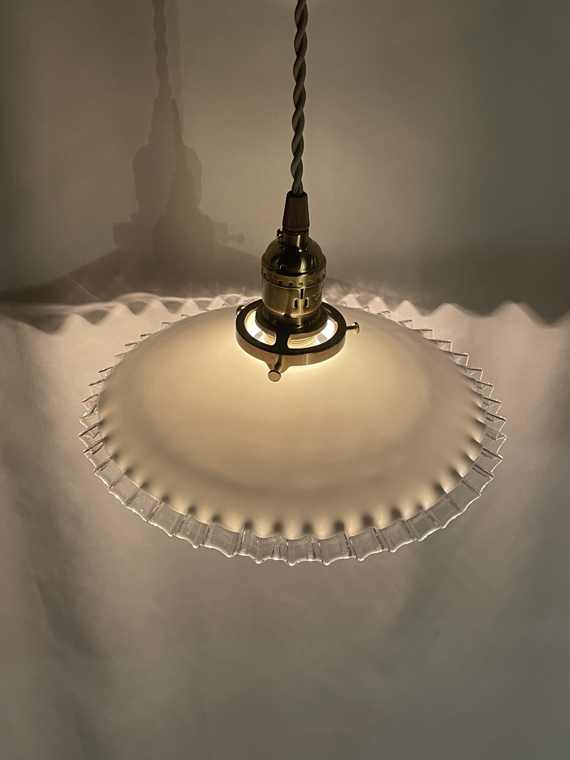 French white opaline glass shade lamp 1灯 / フレンチ ホワイトオパーリン ガラスシェードランプ - 画像 (3)