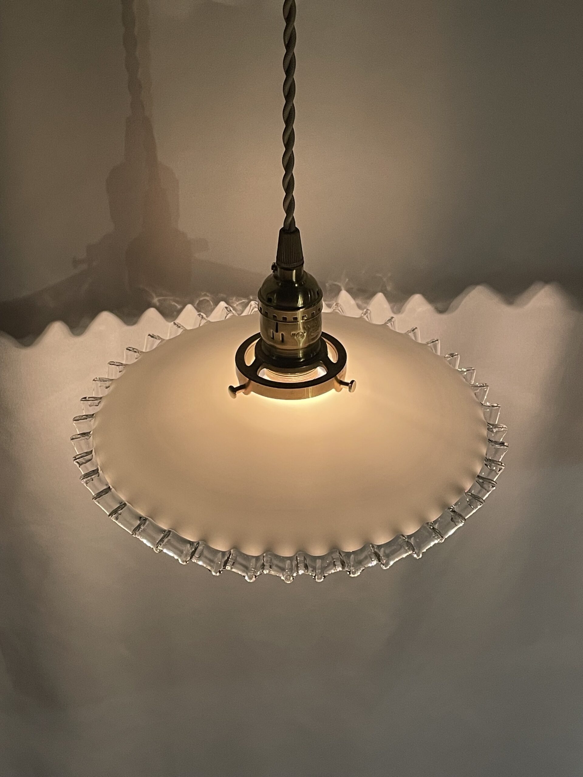 French white opaline glass shade lamp 1灯 / フレンチ ホワイトオパーリン ガラスシェードランプ - 画像 (3)