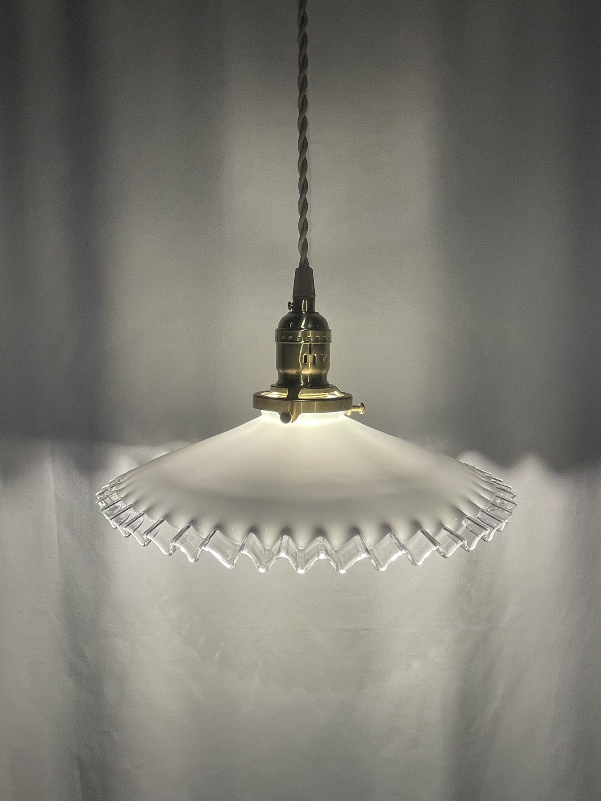 French white opaline glass shade lamp 1灯 / フレンチ ホワイトオパーリン ガラスシェードランプ - 画像 (4)