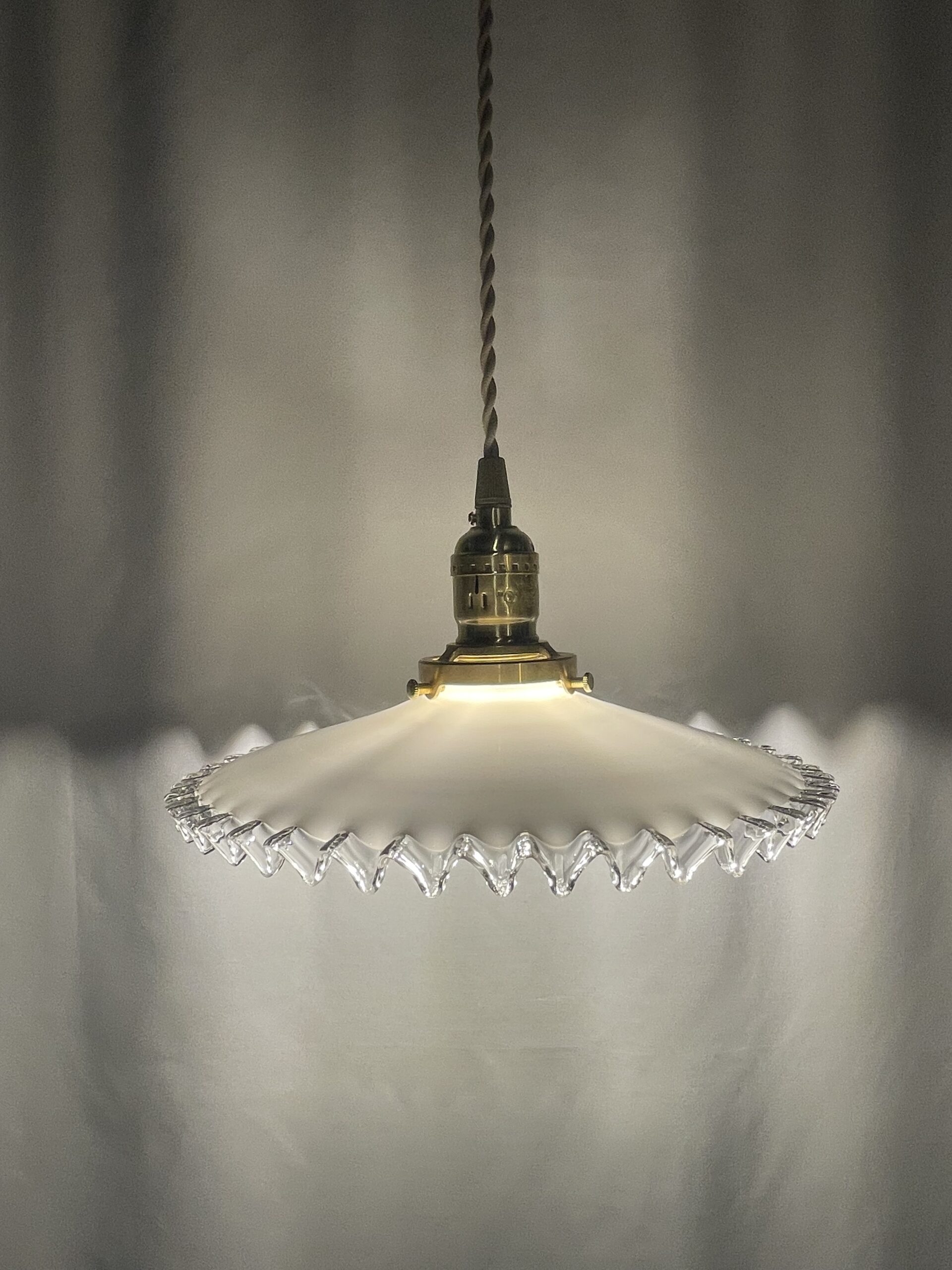 French white opaline glass shade lamp 1灯 / フレンチ ホワイトオパーリン ガラスシェードランプ - 画像 (4)
