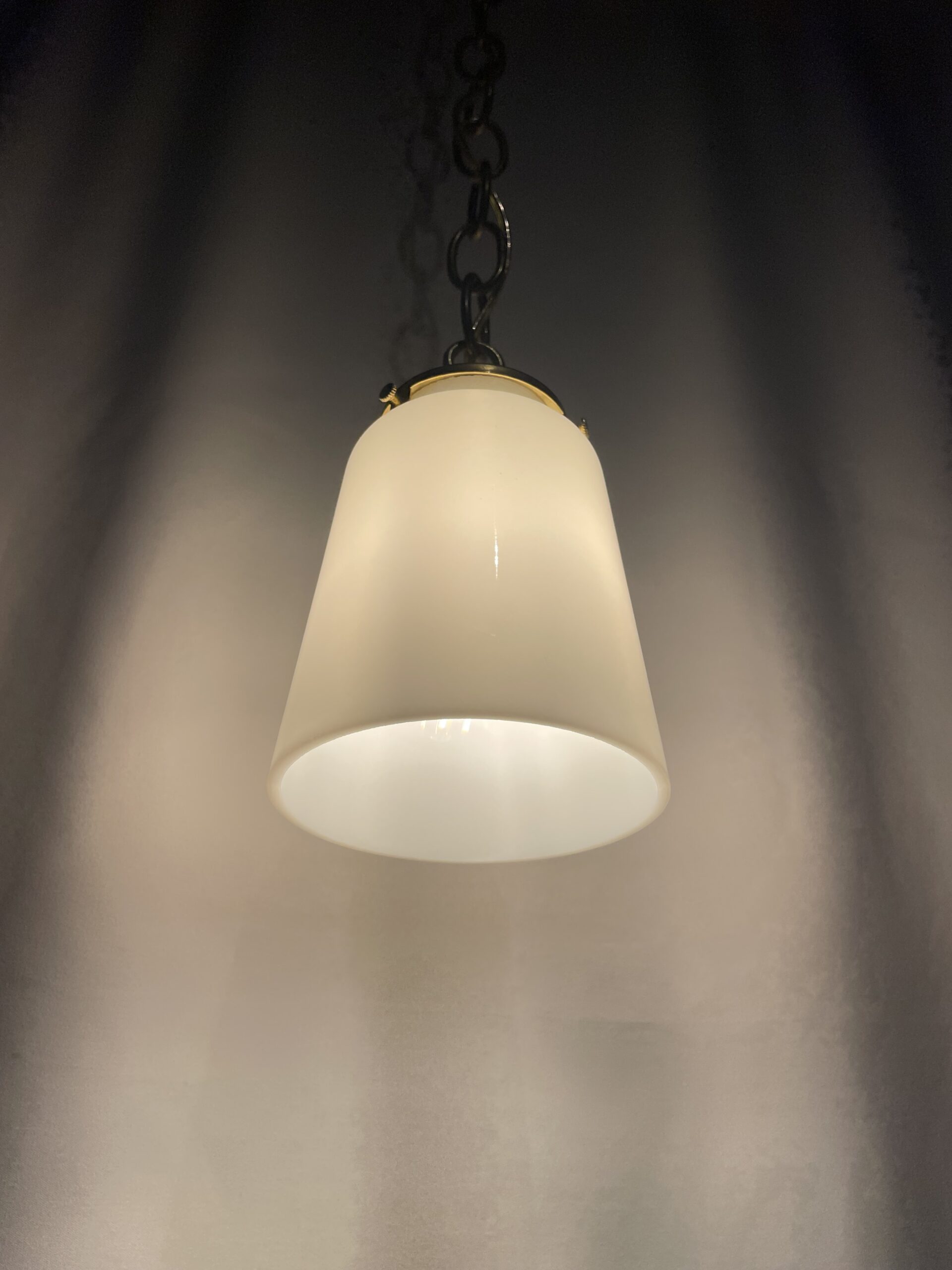 Opal glass straight bell shade lamp 1灯 / オパールガラス ストレートベルシェードランプ 1灯 - 画像 (3)